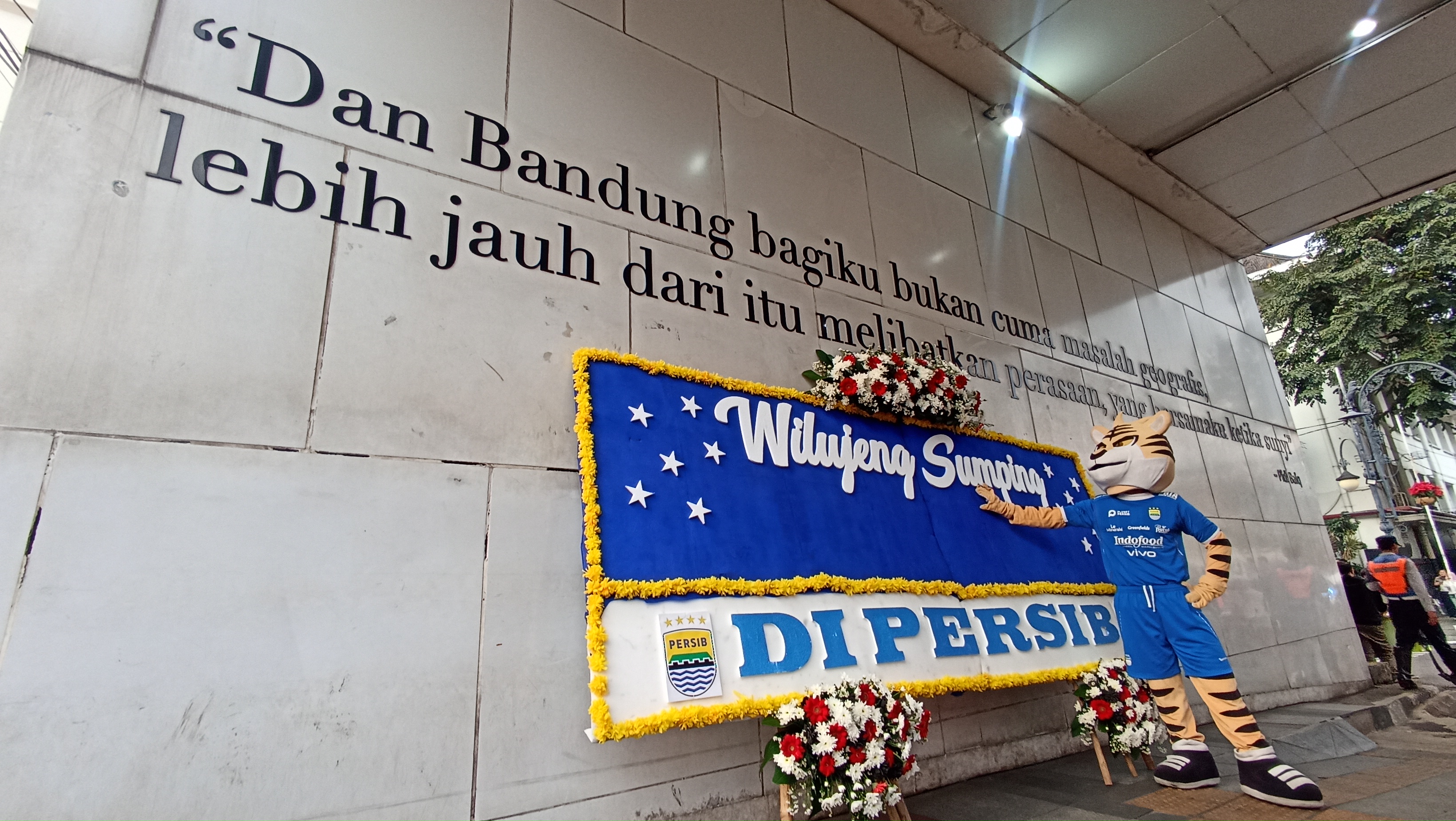 Kini Giliran Karangan Bunga Jadi Sarana Kode-Kodean, Isu Perekrutan Frans Putros ke Persib Semakin Kuat