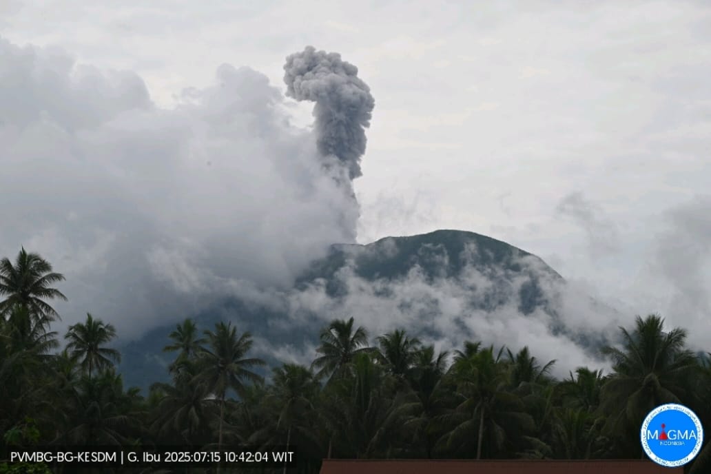 gunung ibu erupsi