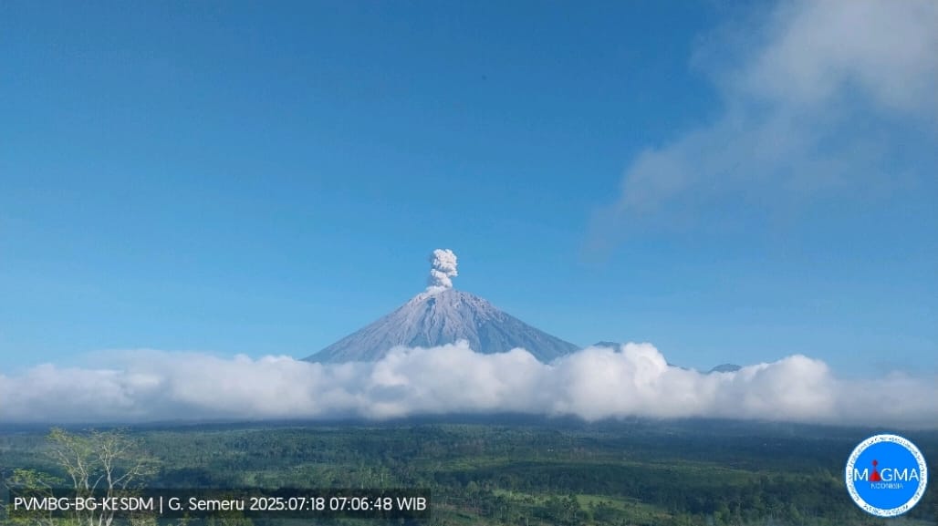 gunung semeru erupsi