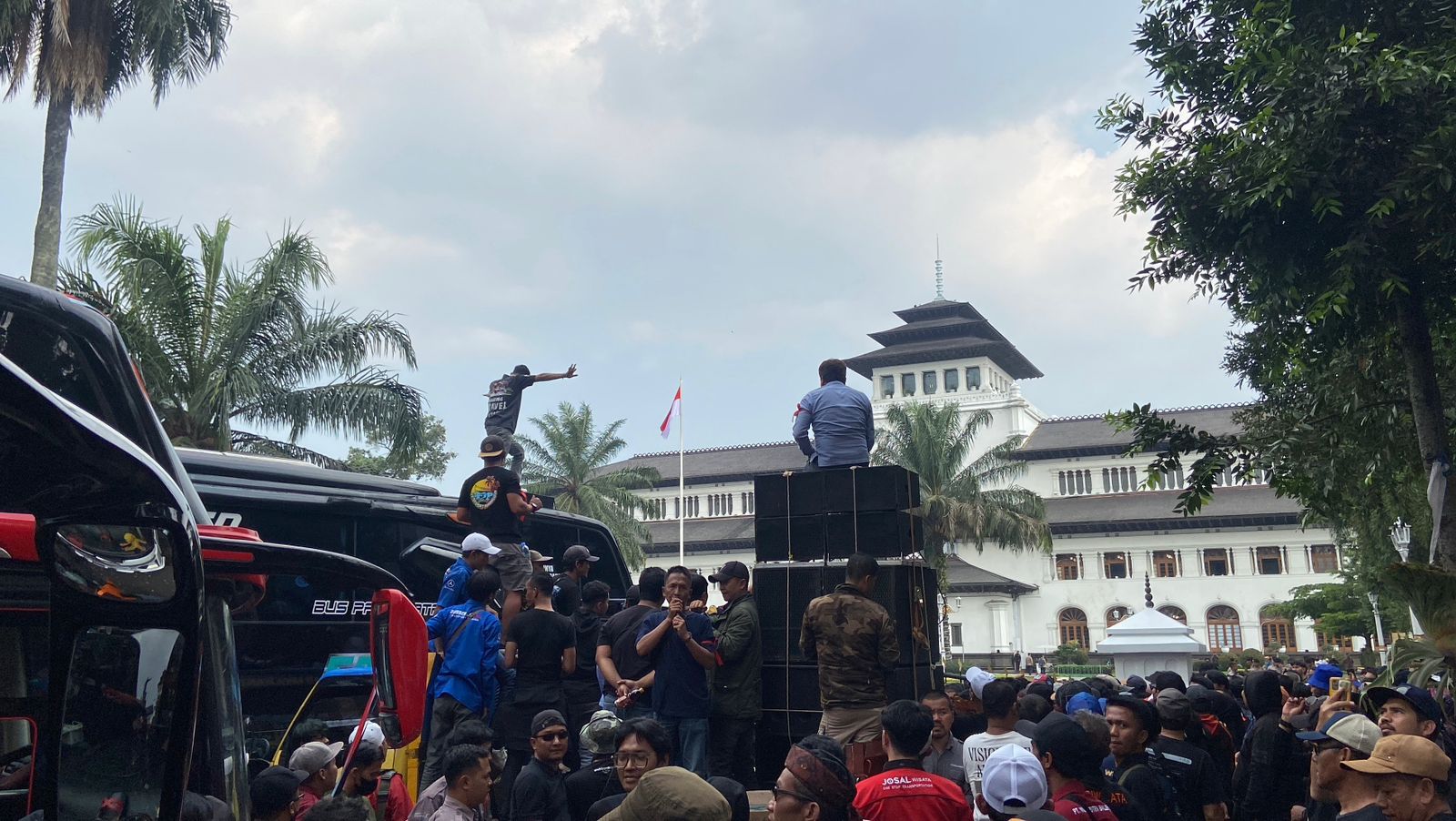 Bentuk Protes Kebijakan KDM, Bus Pariwisata Gelar Aksi Telolet di Depan Gedung Sate