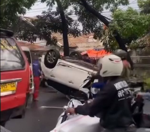 Mobil Terguling di Jalan Rajawali Bandung Akibatkan Kepadatan Lalu-lintas
