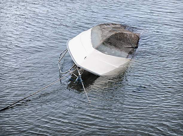 Perahu terbalik diperairan lekok