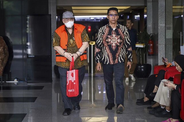 tersangka KPK pakai masker