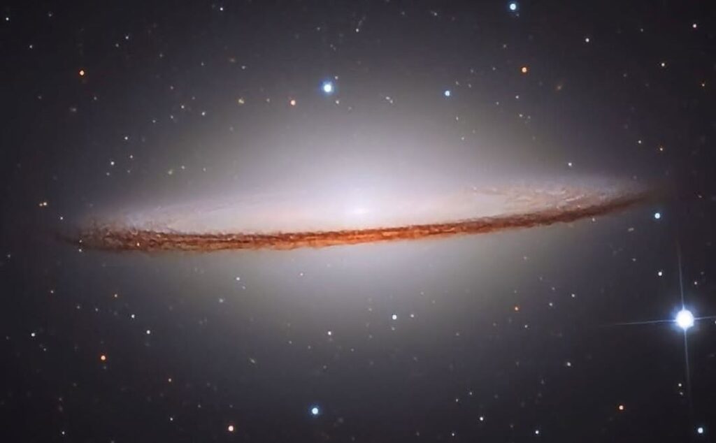 Galaksi Sombrero (Instagram astralfrontiers)