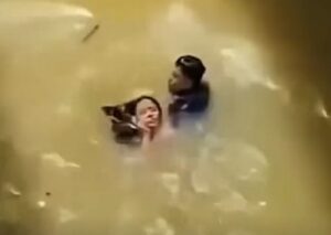 Petugas Damkar Selamatkan wanita tenggelam (Instagram Fakta Indo)
