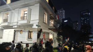 rumah yang dijarah massa