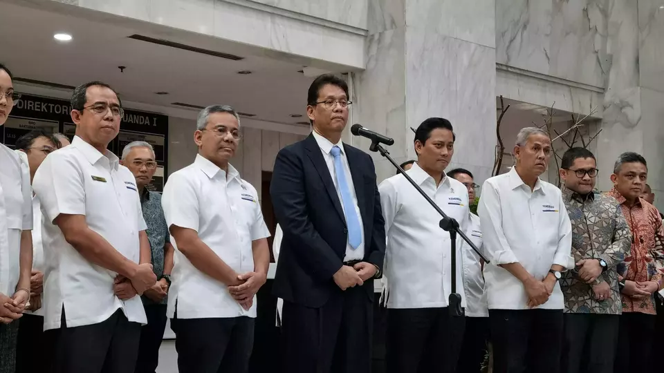 Meski menghadapi tantangan berat, dunia usaha tetap menaruh optimisme pada Menkeu Purbaya. Apindo mengapresiasi sikap Purbaya yang tidak melakukan perombakan besar pada sistem yang ada. Harapannya, beliau mampu menghadirkan terobosan perpajakan baru yang memperkuat fiskal dan mendorong pertumbuhan ekonomi. "Kita akan tunggu gebrakan beliau. Dalam tiga bulan ke depan, pasar keuangan diharapkan membaik. Narasi beliau cukup bisa melihat potensi yang ada di Indonesia," pungkas Ajib.