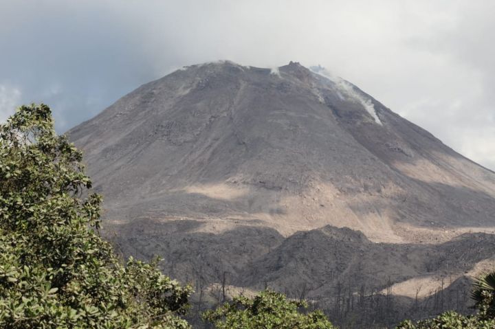 Gunung Lewotobi Laki-Laki erupsi-1