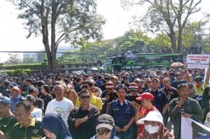 massa_pekerja_demo_di_gedung_sate