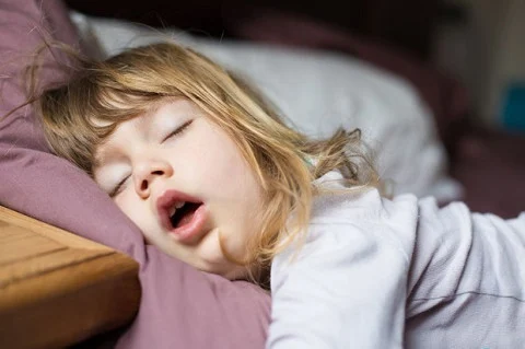 mulut anak terbuka saat tidur