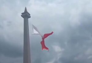 Bendera Merah Putih Robek
