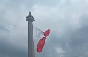 Bendera Merah Putih Robek di Monas