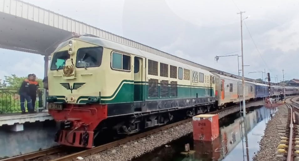 Kereta banjir semarang