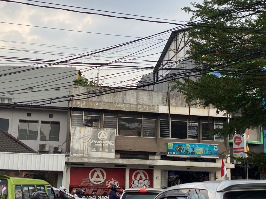 Kabel Semrawut Segera Ditertibkan, 270 Tiang di Buah Batu Bandung Dipotong Akhir Oktober