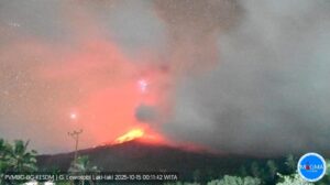Dentuman Keras Gunung Lewotobi Laki-laki Erups