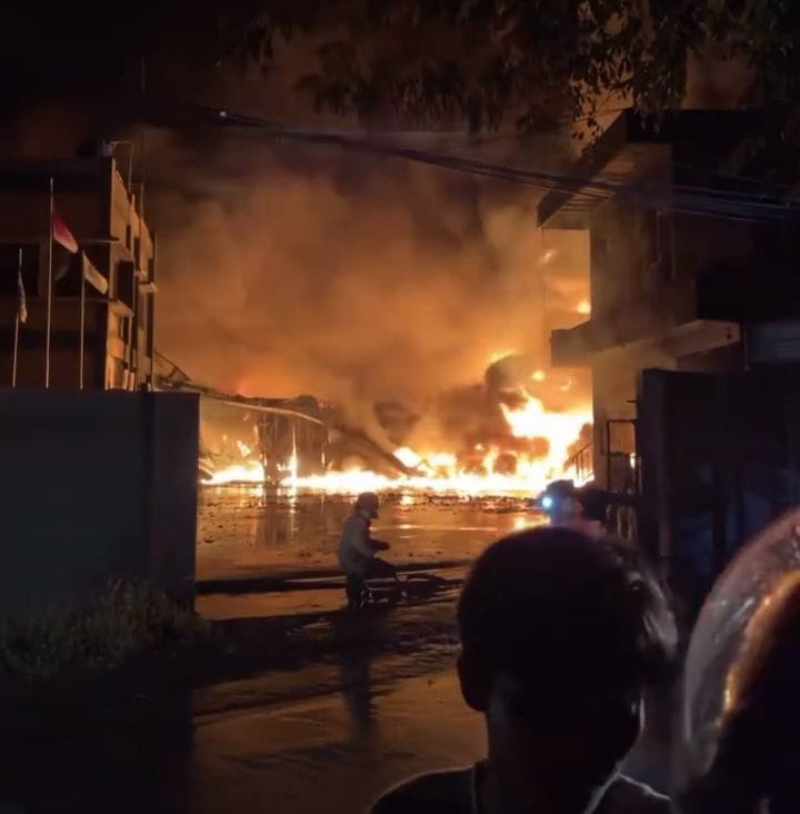 Kabakaran Pabrik Pengelolaan Limbah B3 di Karawang