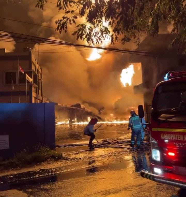 Kabakaran Pabrik Pengelolaan Limbah B3 di Karawang