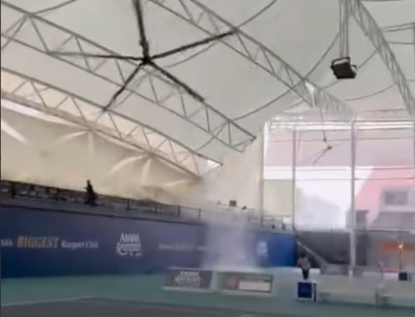ambruknya atap lapangan padel