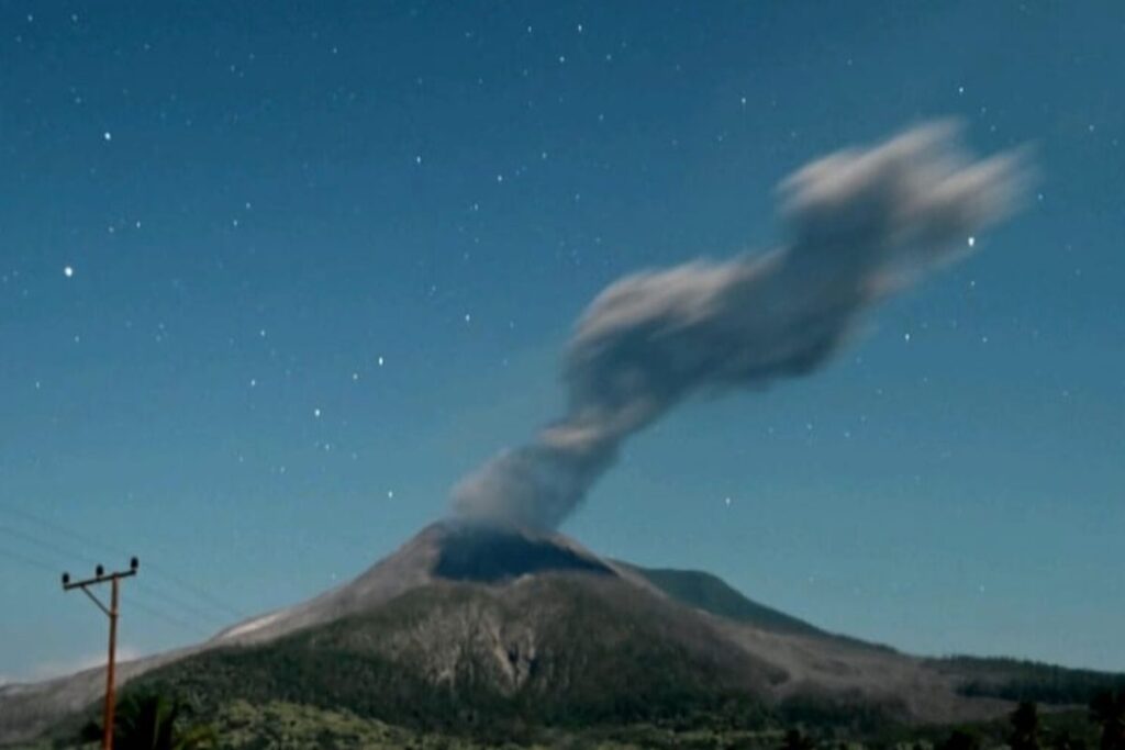 gunung lewotobi laki-laki meletus