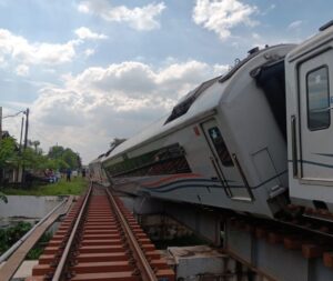 kereta purwojaya anjlok