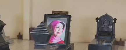 roy suryo makam ibu jokowi