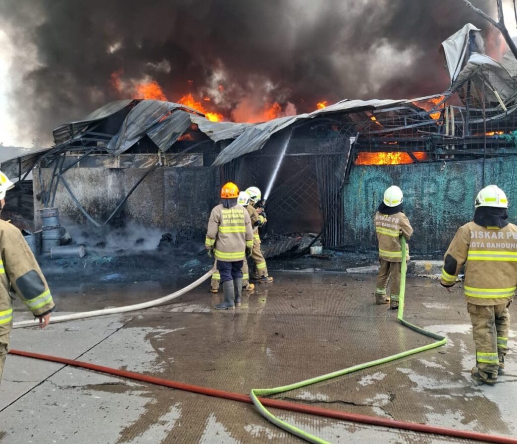 Gudang Plastik di Babakan Ciparay Terbakar