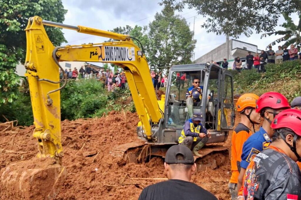 Penanganan Longsor di Cilacap Dipercepat, Menteri PU Kirim Alat Berat