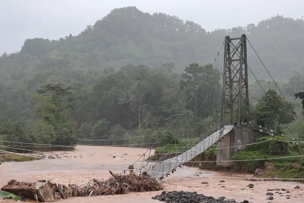 BNPB Percepat Pembangunan Jembatan Penghubung Desa Toblong–Sukanegara Garut