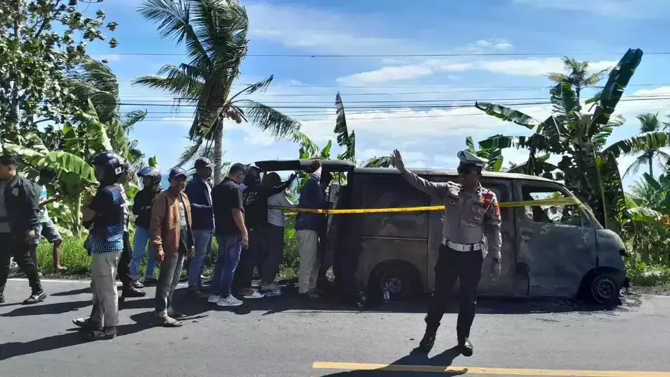 Mobil Pembawa Uang Terbakar di Polewali Mandar