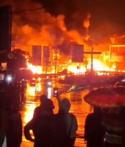 Truk Tangki BBM Terguling Picu Kebakaran Hebat di Jalan Perintis Kemerdekaan Cianjur
