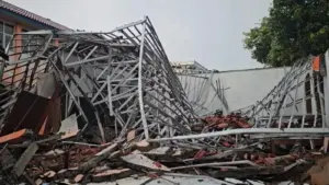 atap smk 1 gunung putri bogor ambruk