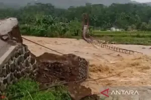 Banjir dan Longsor Landa 5 Kecamatan Cianjur, Jembatan Putus, Warga Mengungsi