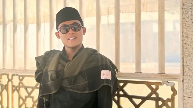 gus elham cium anak