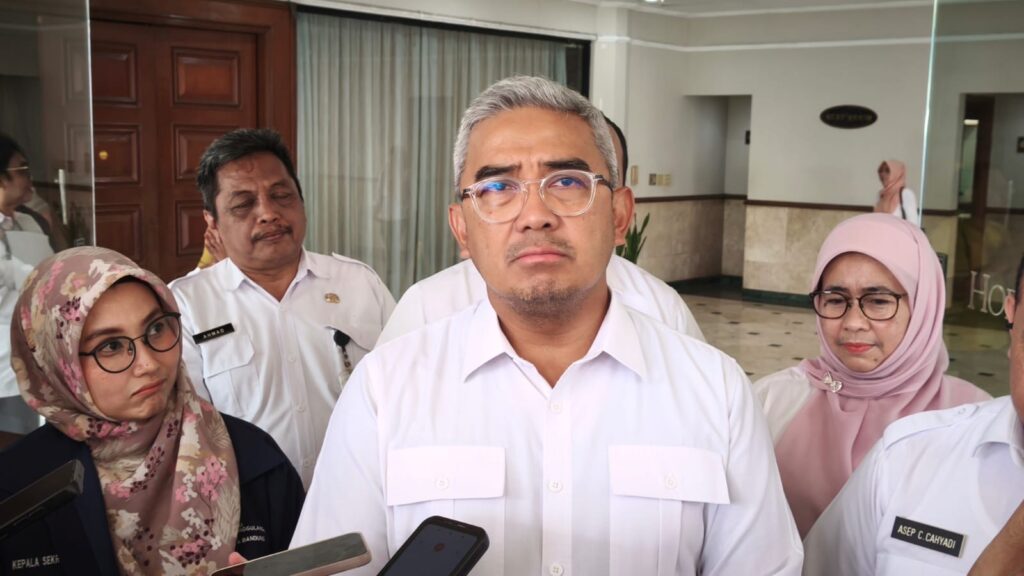 Jelang Nataru, Farhan Pastikan Bandung Tenang: Harga Stabil, Warga Senang