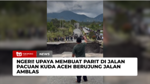 Ngeri! Upaya Membuat Parit di Jalan Pacuan Kuda Aceh Berujung Jalan Amblas