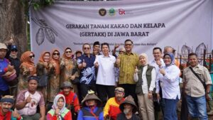 OJK Jawa Barat Dukung Revitalisasi Lahan Kritis Melalui Pengembangan Kakao, Kelapa dan Kopi