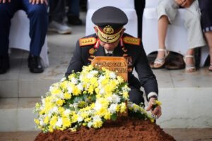 Eyang Meri Terima Bintang Bhayangkara Pratama