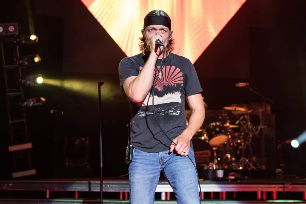 vokalis 3 doors down meninggal