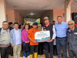 OJK dan FKIJK Jabar Salurkan Bantuan dan Siapkan Pemulihan Lahan Kritis Pascabencana di Cisarua