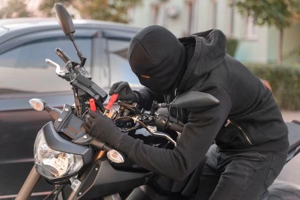 remaja curi motor polisi