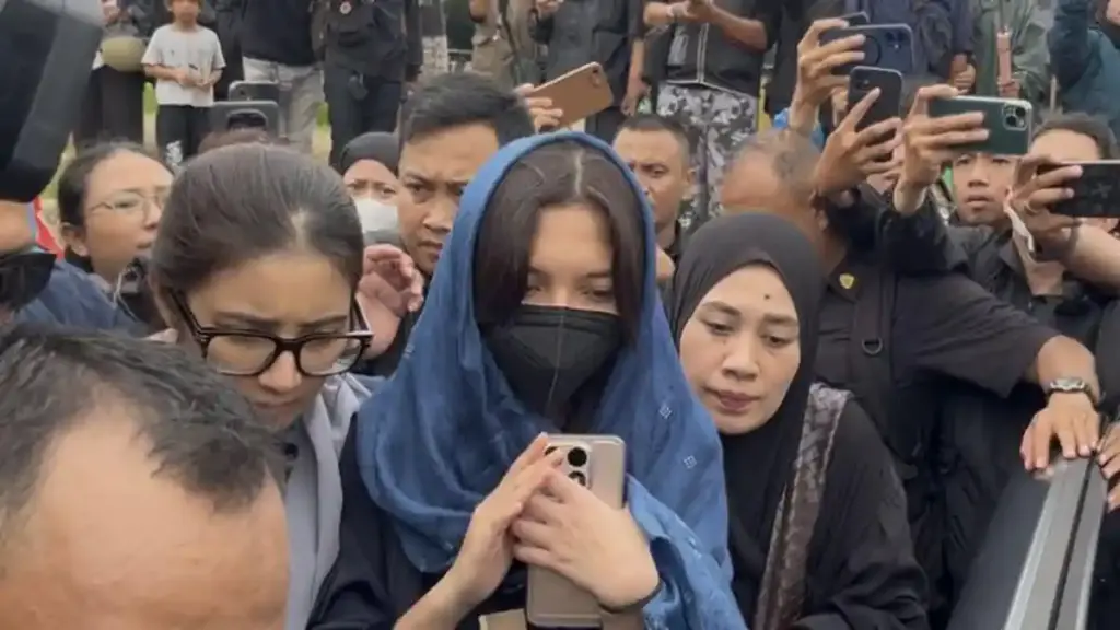 selendang biru Sheila Dara Aisha,