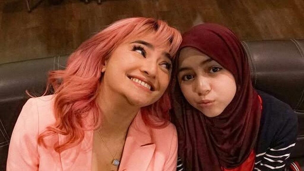 sienna lepas hijab