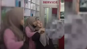wanita sekap karyawan PS Store Medan