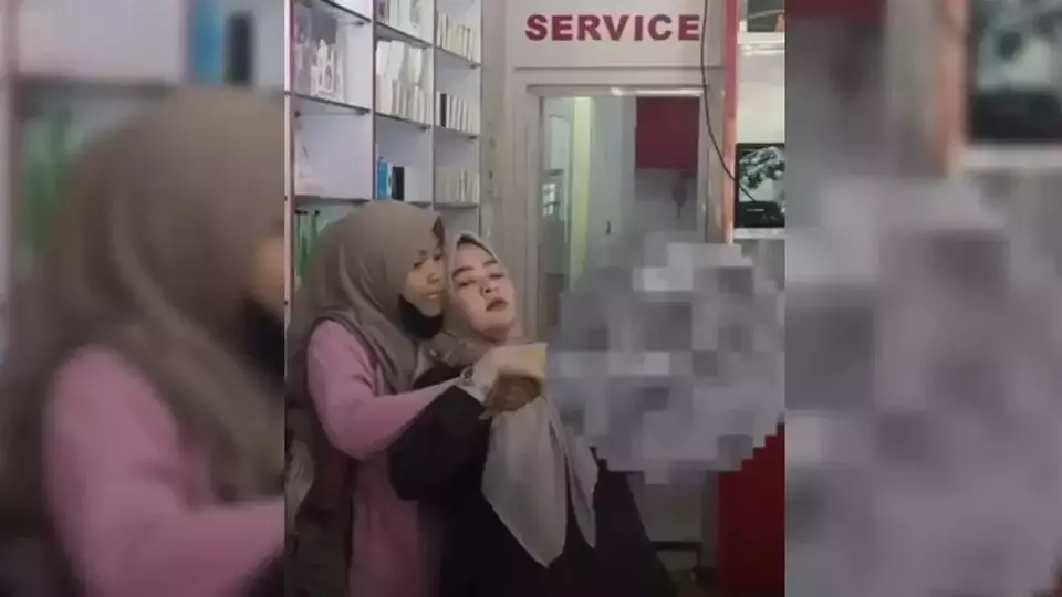 wanita sekap karyawan PS Store Medan