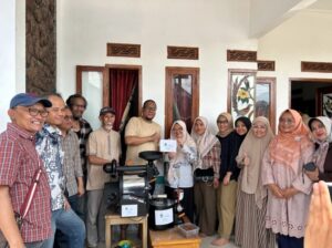 PKM di Garut, Dosen dan Mahasiswa Ekuitas University Bantu UMKM Desa Cipancar Kelola Bisnis via Teknologi Digital