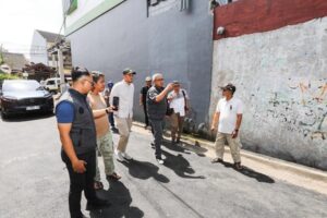 Wali Kota Bandung Muhammad Farhan meninjau proses pengaspalan jalan lingkungan di kawasan Riung Hegar